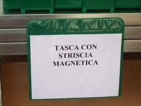Tasca con striscia magnetica