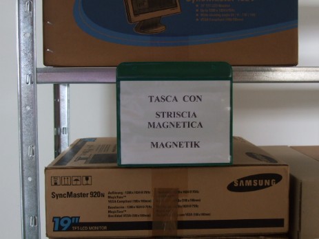 Tasca con striscia magnetica
