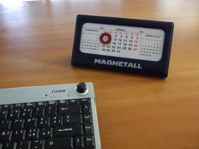 Calendario con segnadata magnetico