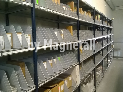 Separatore in plastica con sotto magnete